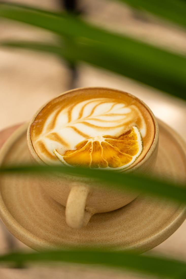 Latte art de Nimai con cítrico deshidratado